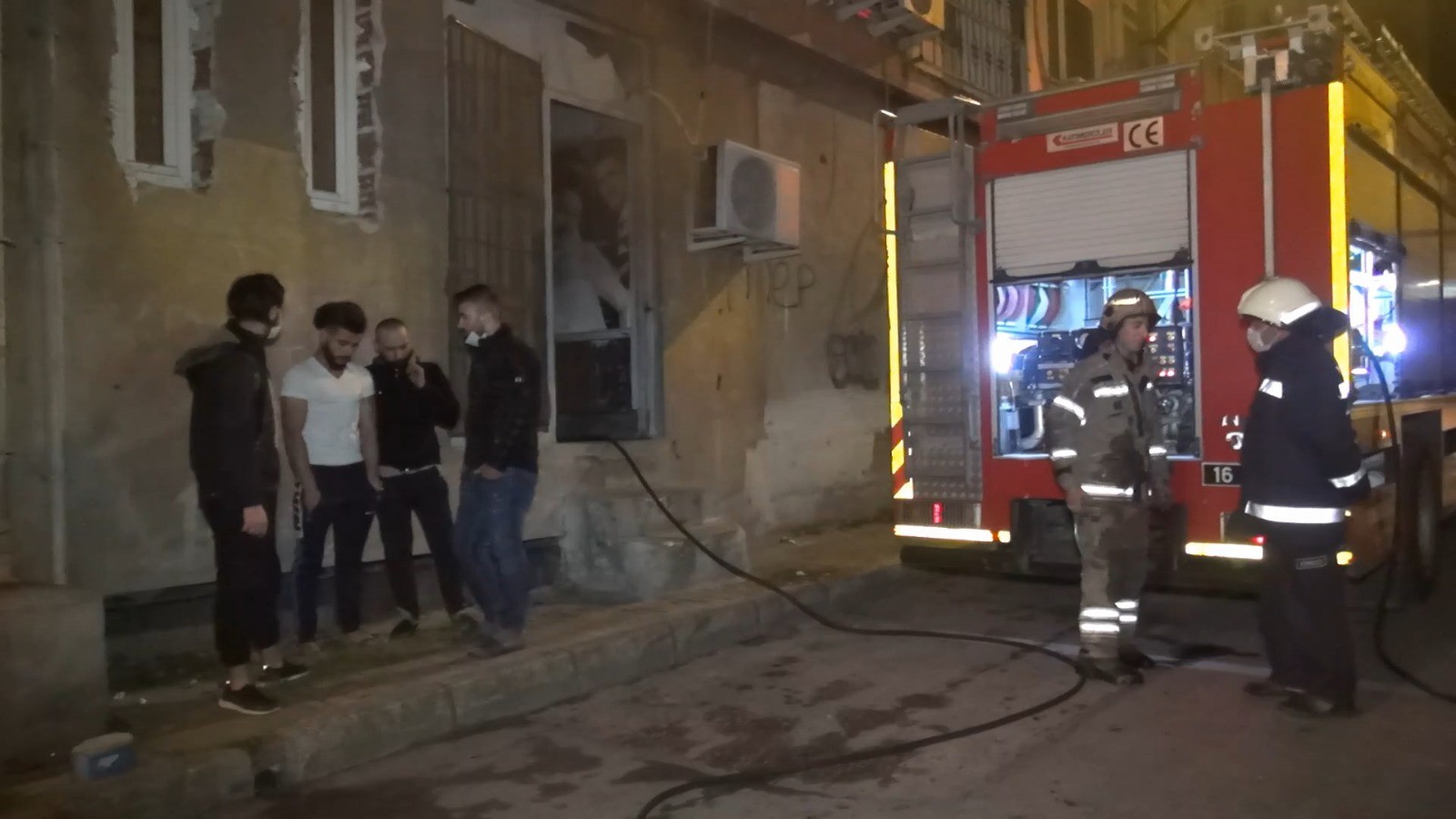 Evi yanarken canlı yayın yapan genç pes dedirtti!