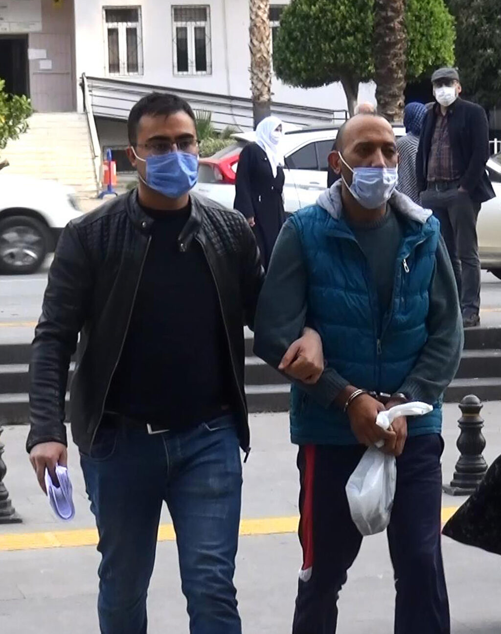 Kıskançlık krizie girip dövdüğü eşinden bir de şikayetçi oldu: Aracıma zarar verdi!