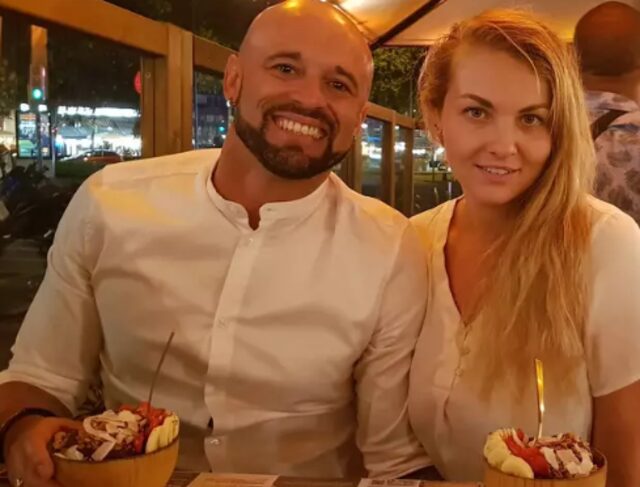 Aynı kadına aşık olan iki yakın arkadaş, çareyi üçlü ilişki yaşamakta buldu