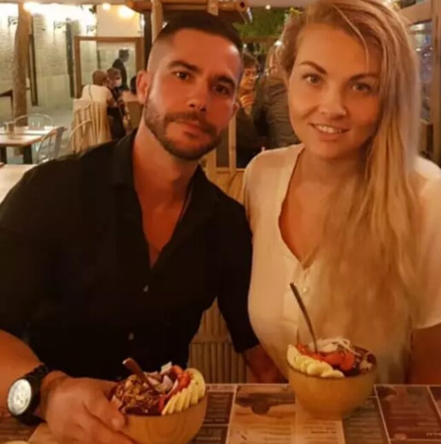 Aynı kadına aşık olan iki yakın arkadaş, çareyi üçlü ilişki yaşamakta buldu