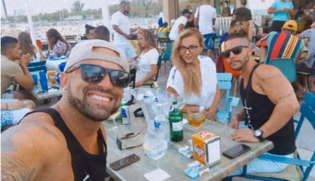 Aynı kadına aşık olan iki yakın arkadaş, çareyi üçlü ilişki yaşamakta buldu