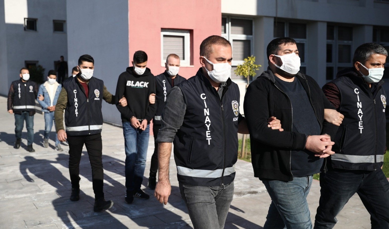 Adana'da Dul erkek kavgası kanlı bitti!