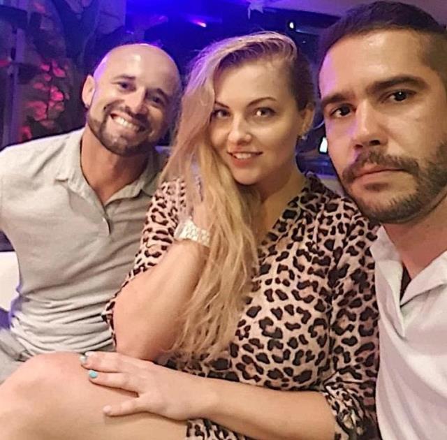 Aynı kadına aşık olan iki yakın arkadaş, çareyi üçlü ilişki yaşamakta buldu