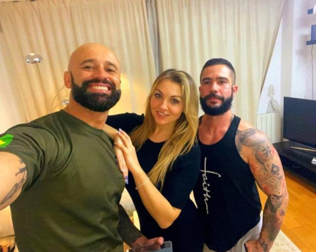 Aynı kadına aşık olan iki yakın arkadaş, çareyi üçlü ilişki yaşamakta buldu