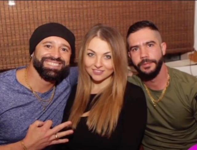 Aynı kadına aşık olan iki yakın arkadaş, çareyi üçlü ilişki yaşamakta buldu