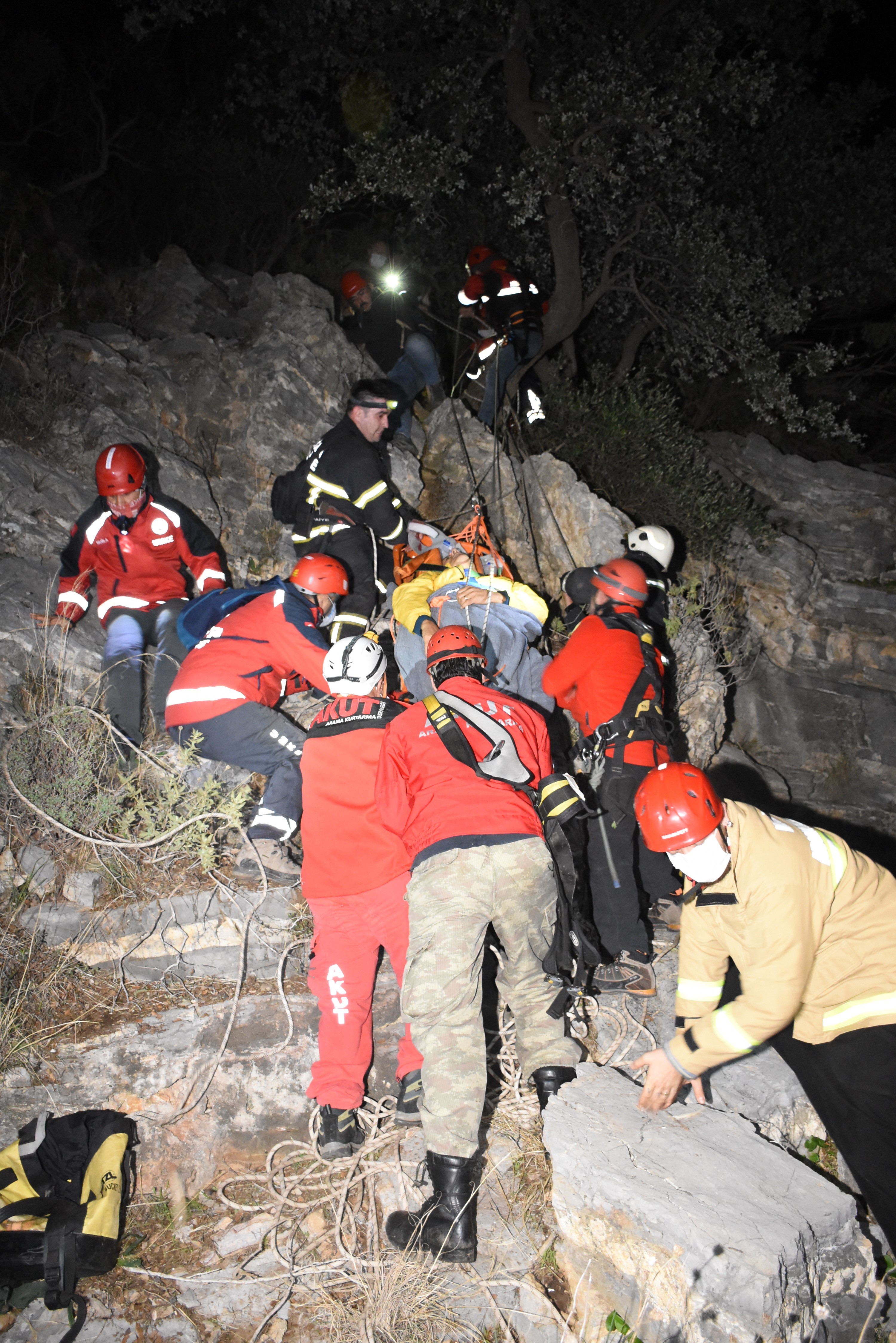 Muğla'da ünlü iş adamı metrelerce yükseklikten kayalıklara düştü!