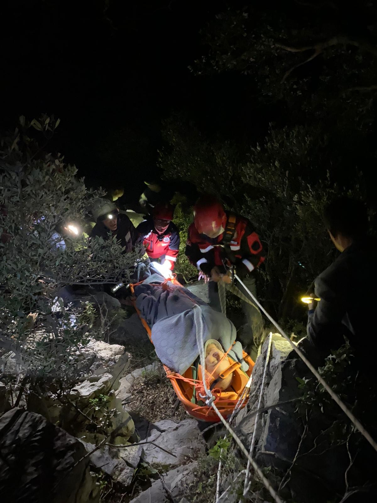 Muğla'da ünlü iş adamı metrelerce yükseklikten kayalıklara düştü!