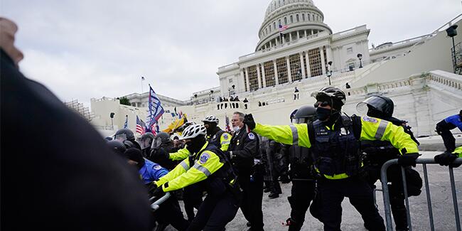 Trump destekçileri kongre binasına girdi! Washington'da sokağa çıkma yasağı ilan edildi