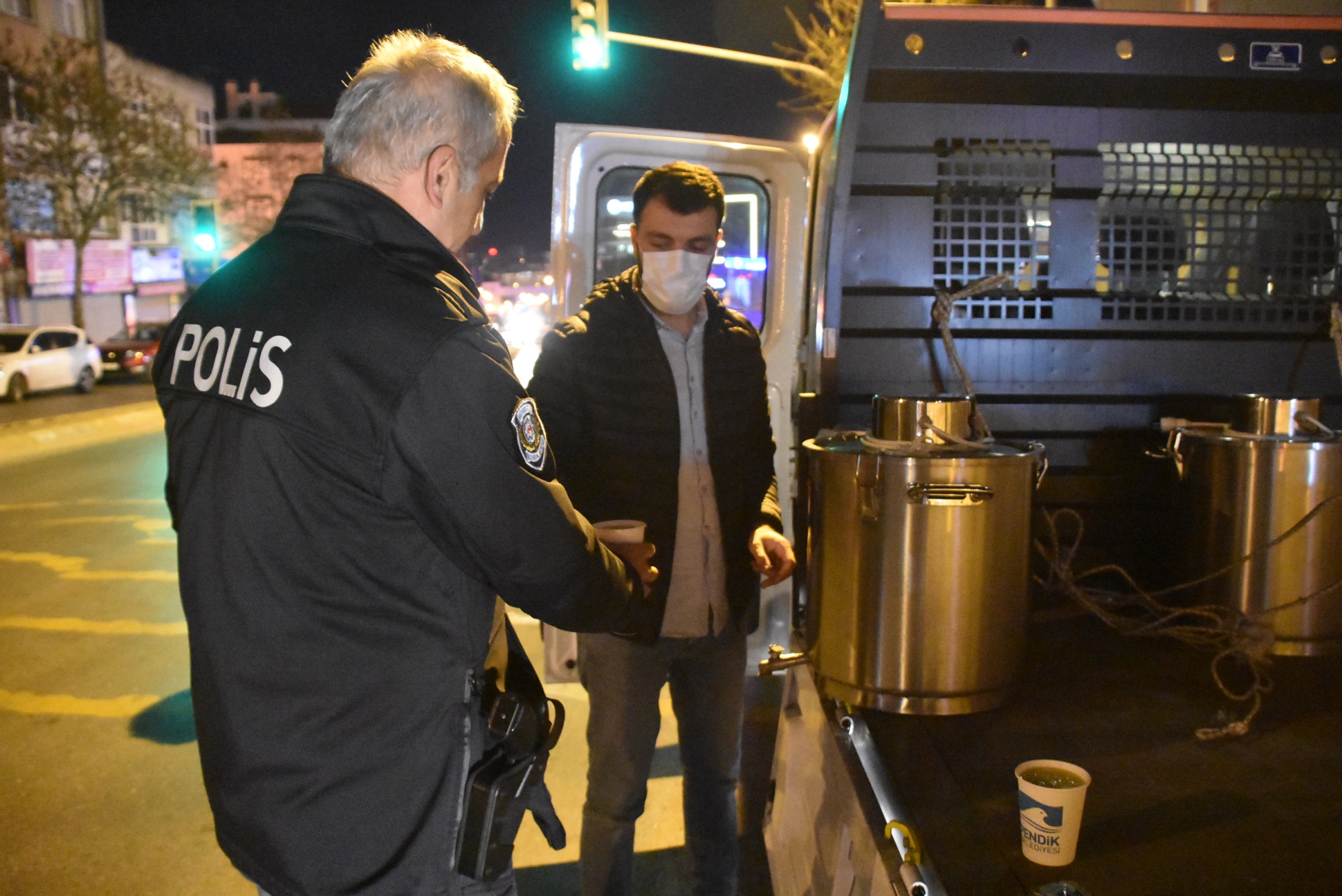 Pendik Belediyesi'nden sokağa çıkma yasağında çorba ikramı!
