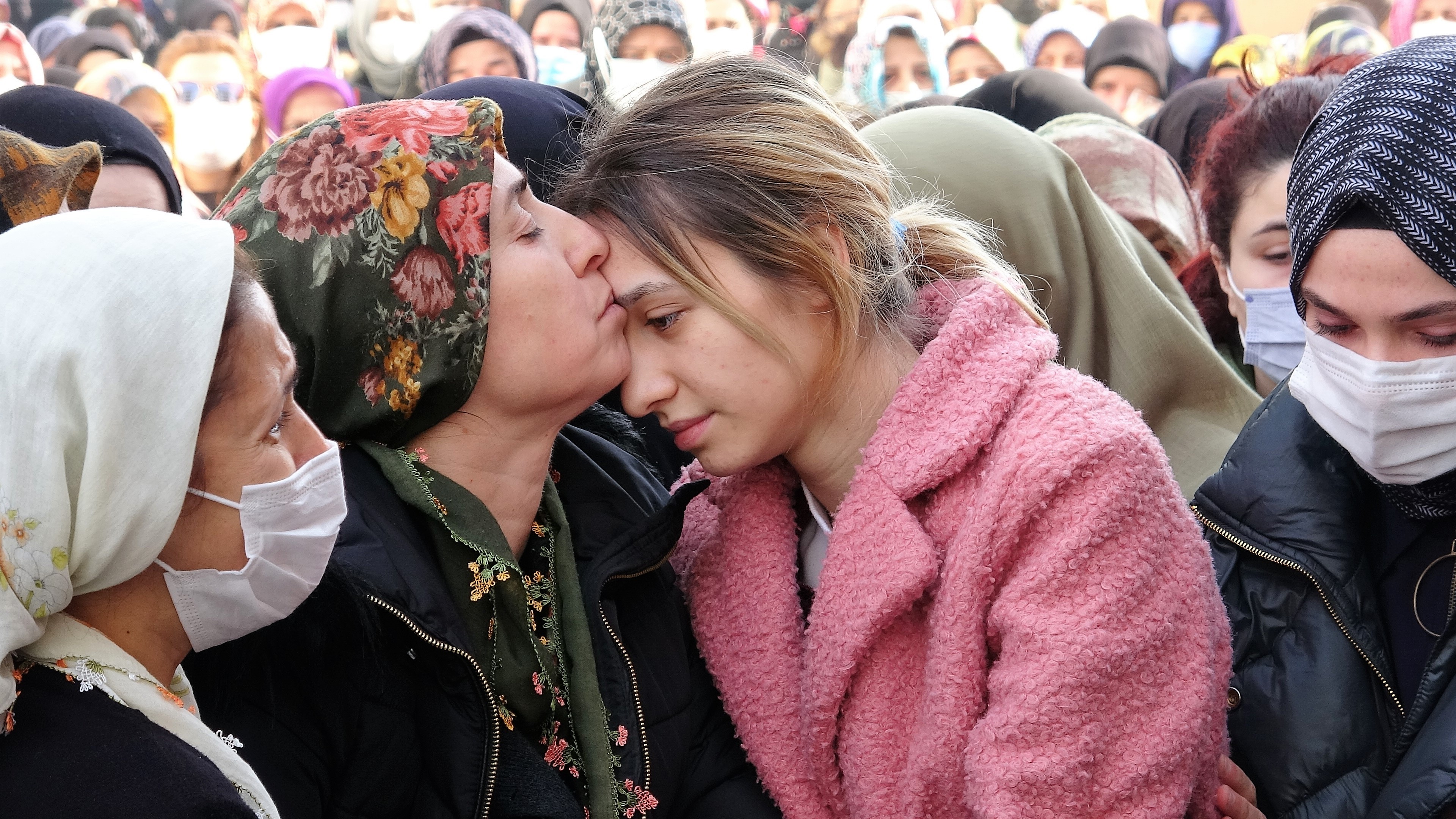 Başına yorgun mermi isabet eden 17 yaşındaki Büşra, son yolculuğuna uğurlandı!