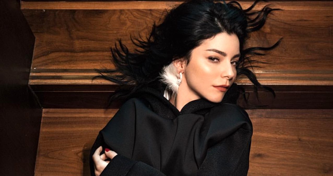 Merve Boluğur şimdi de şarkıcılığa soyunuyor!