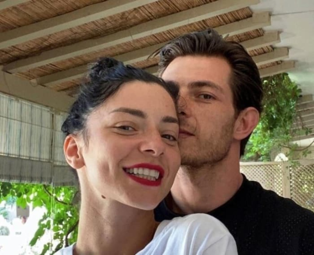 Merve Boluğur şimdi de şarkıcılığa soyunuyor!