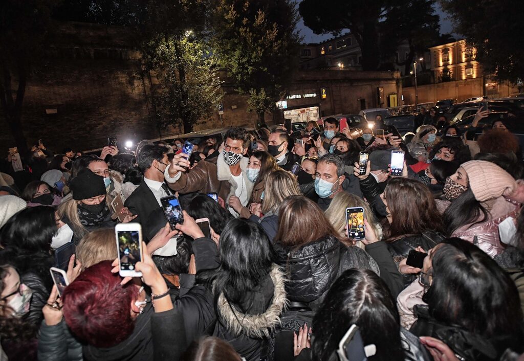 Roma'da Can Yaman izdihamı yaşandı!