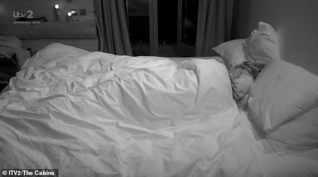 The Cabins'de şok eden görüntüler! Örtünün altına girip...