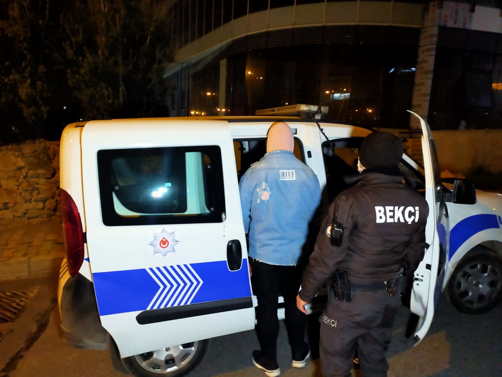 Sokağa çıkma kısıtlamasında kovalamaca! Polisten kaçarken kaza yaptılar