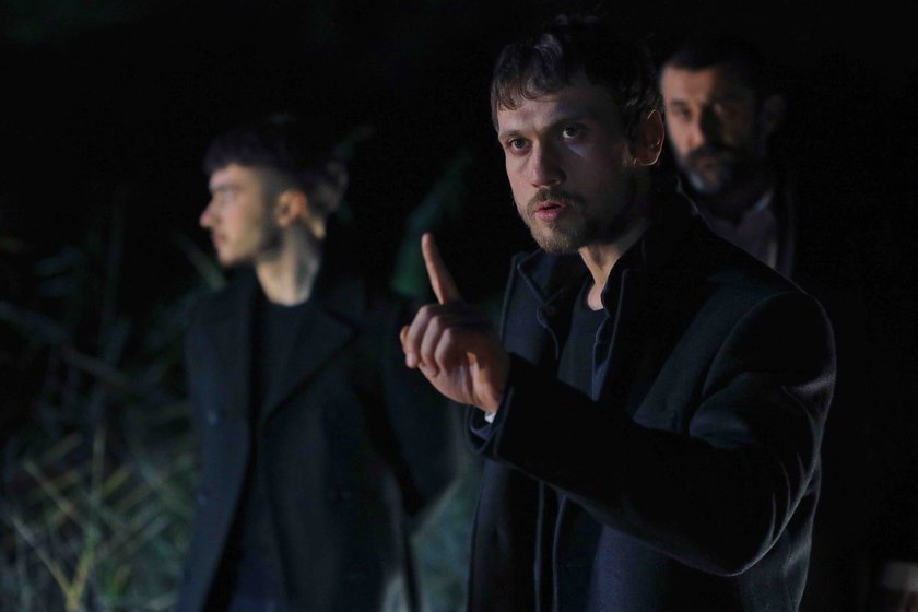 Çukur 111. yeni bölümünden ilk sahne yayınlandı! Efsane oyuncu kadroya yeniden dahil oluyor