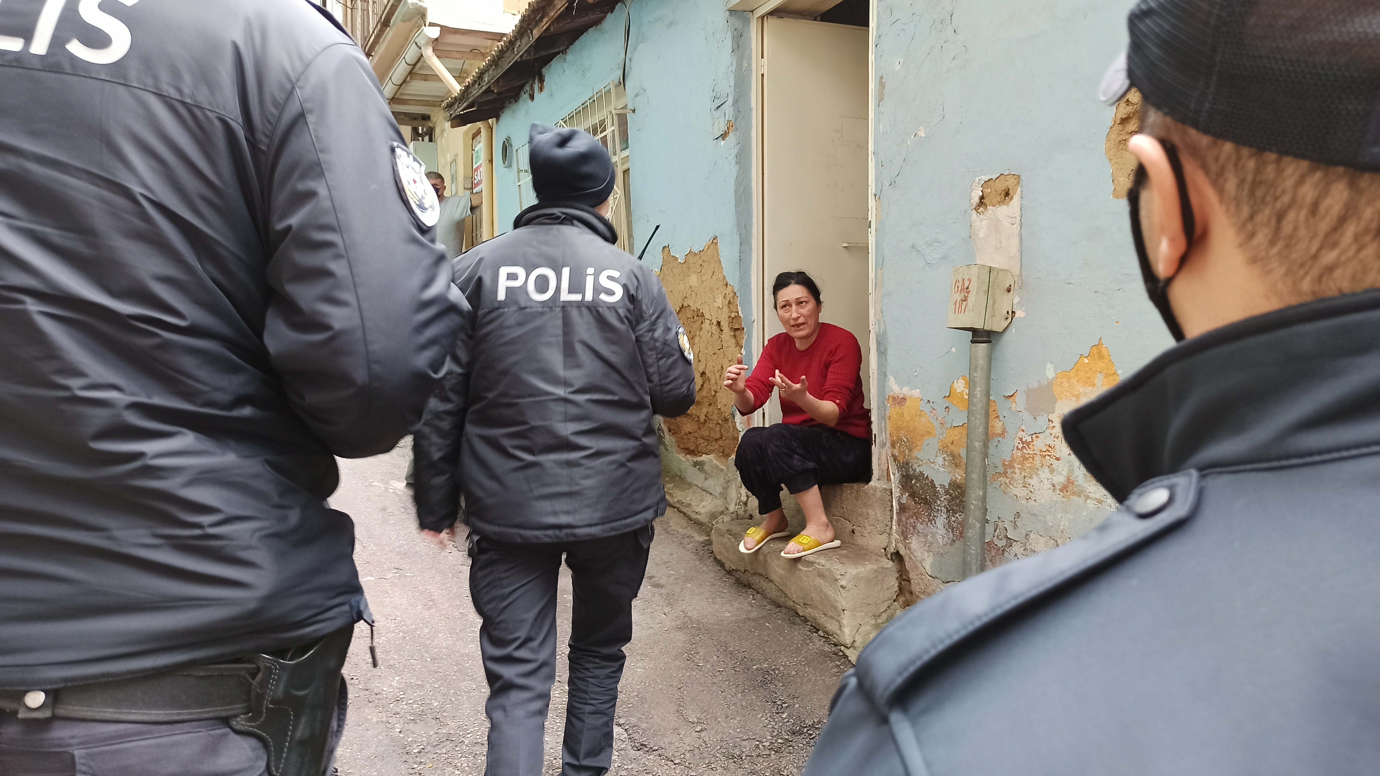 Çaydanlıkla polis ekiplerine direndi, mahalleyi birbirine kattı!