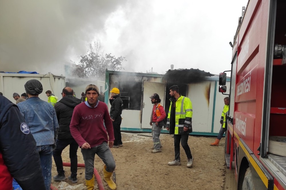 İşçilerin kaldığı 8 konteyner yanarak küle oldu!