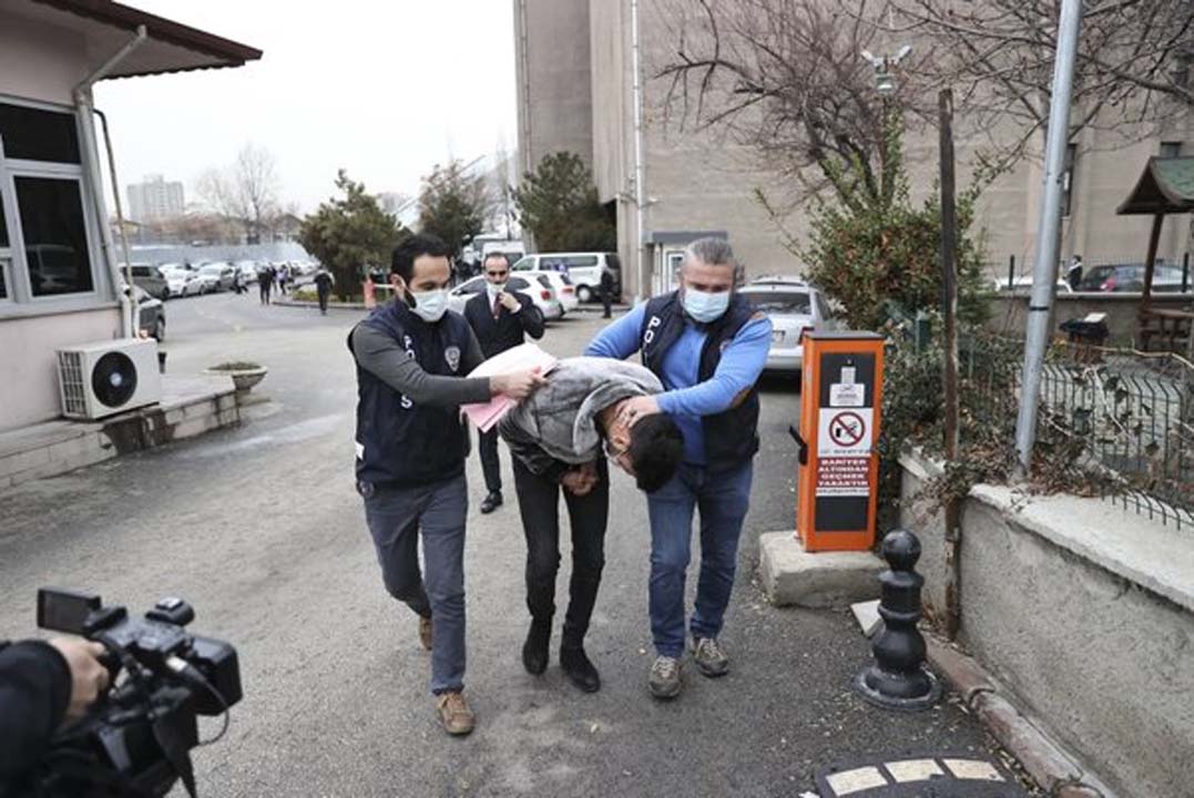 Ümitcan Uygun'un yakınları gazetecilere tekme tokat saldırdı!