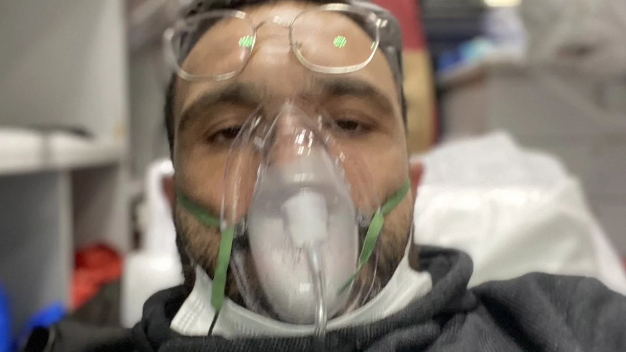 Koronavirüse yakalanan ünlü sunucudan kötü haber! Hastaneye kaldırıldı!