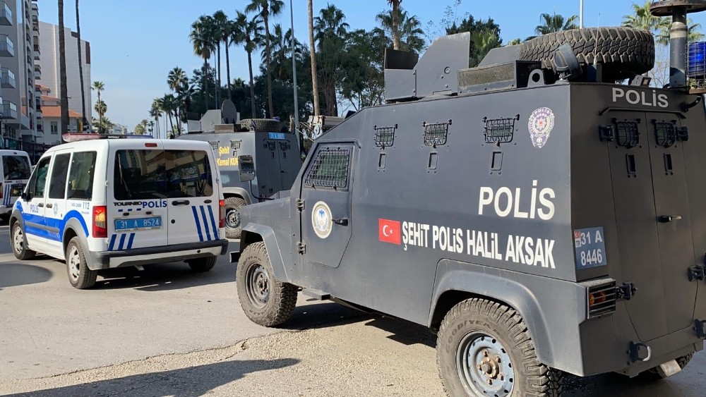 İskenderun’da 400 polis ile narkotik operasyonu: 4 gözaltı