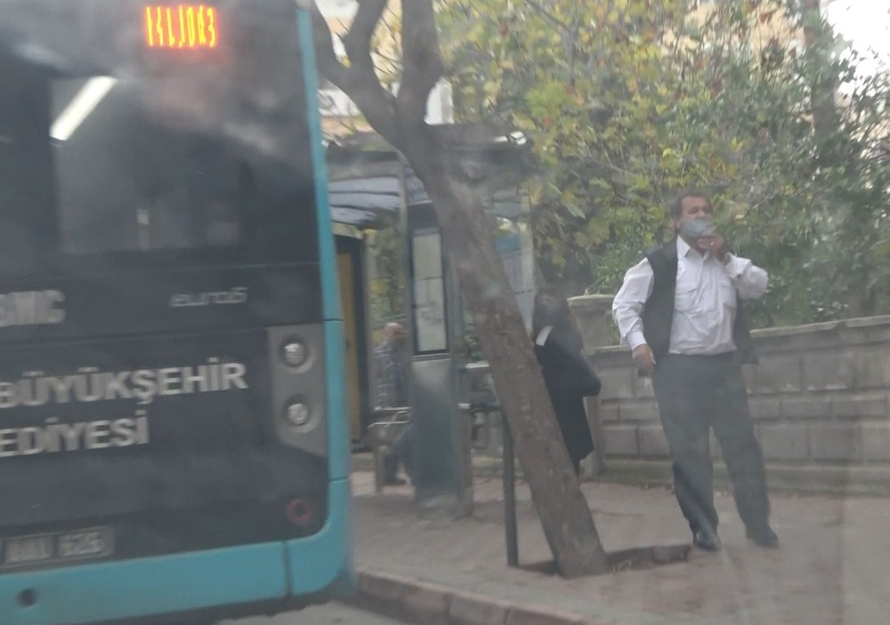 Antalya'da halk otobüsünün peşine takılan patenli genç şoförün elinden zor kurtuldu
