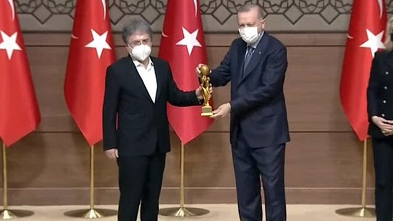 Erdoğan'dan medya oscar'ı ödülü alan Ahmet Hakan Twitter'da TT oldu!