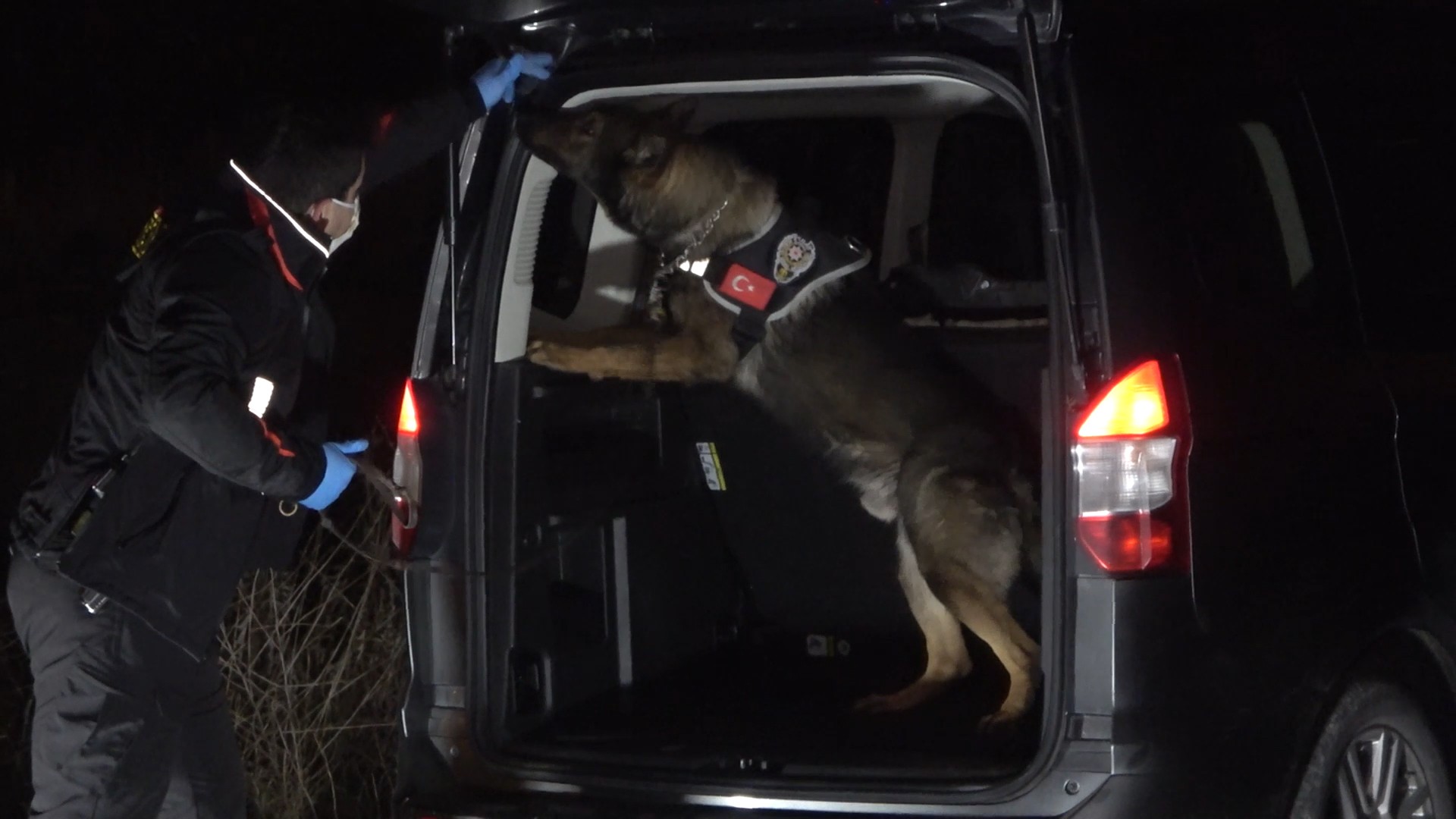 Polisin dur ihtirana uymayıp ters yöne girdi kızını tehlikeye attı!