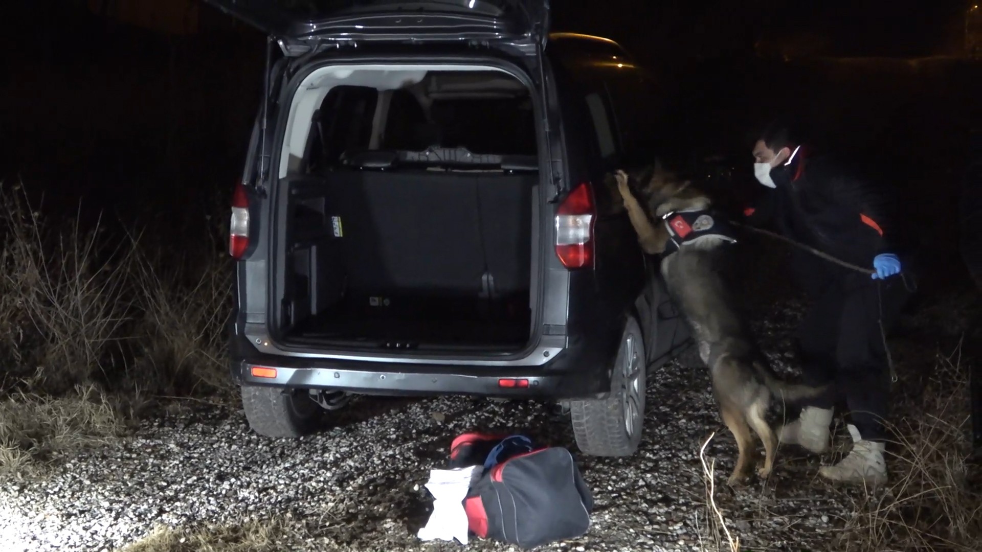 Polisin dur ihtirana uymayıp ters yöne girdi kızını tehlikeye attı!