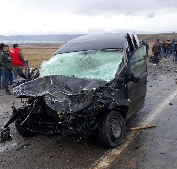 Bingöl'de feci kaza: Araçlar kafa kafaya çarpıştı, ölü ve yaralılar var!