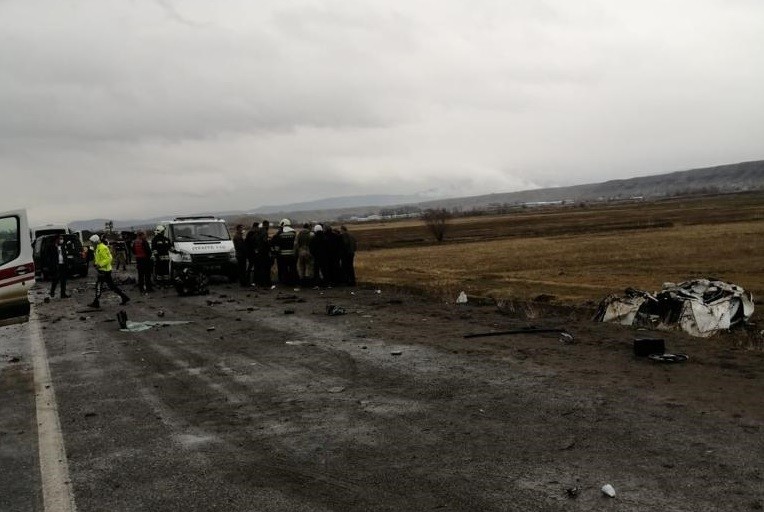 Bingöl'de feci kaza: Araçlar kafa kafaya çarpıştı, ölü ve yaralılar var!
