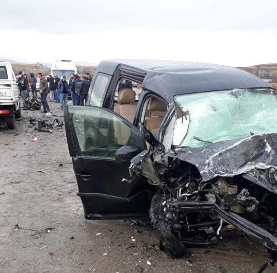Bingöl'de feci kaza: Araçlar kafa kafaya çarpıştı, ölü ve yaralılar var!