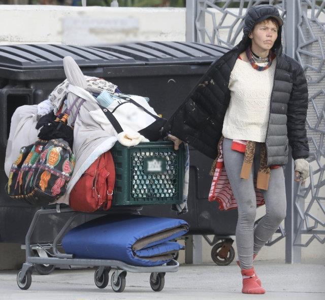 Sokaklarda yaşayan ünlü modeli görenler gözlerine inanamadı! Çöp karıştırırken görüntülendi