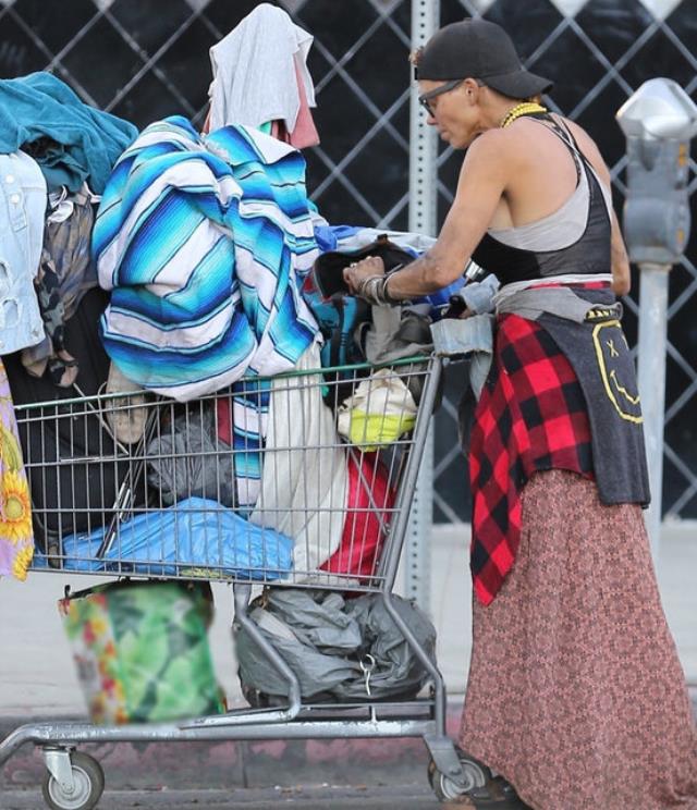 Sokaklarda yaşayan ünlü modeli görenler gözlerine inanamadı! Çöp karıştırırken görüntülendi