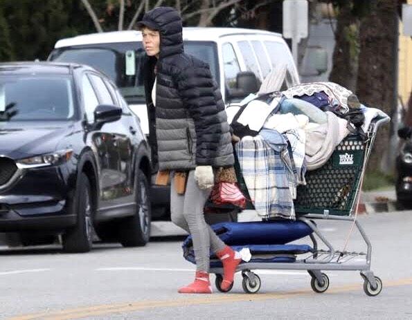 Sokaklarda yaşayan ünlü modeli görenler gözlerine inanamadı! Çöp karıştırırken görüntülendi