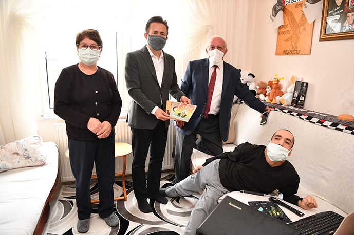 Engelleri yıkan kitaplarıyla ünlenmişti! Dr. Şadi Yazıcı, o yazarı evinde ziyaret etti