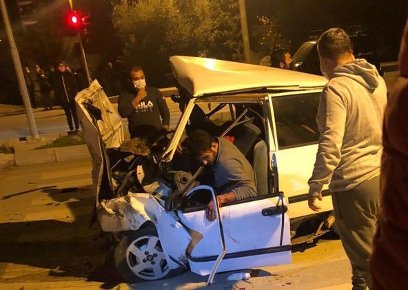 Antalya'da iki otomobilin çarpıştığı kazada 3 kişi öldü, 4 kişi yaralandı!