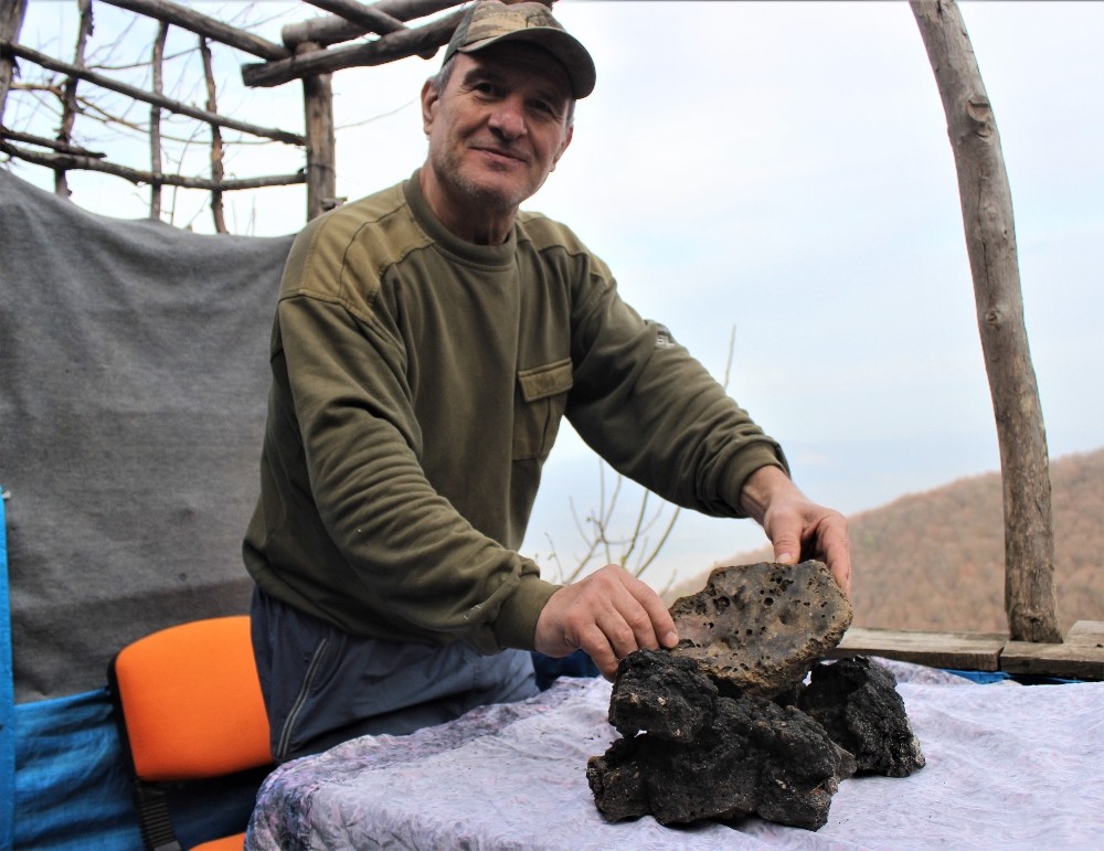 Evinin çatısına göktaşı yağdı! Şimdi, o taşlara müşteri arıyor...