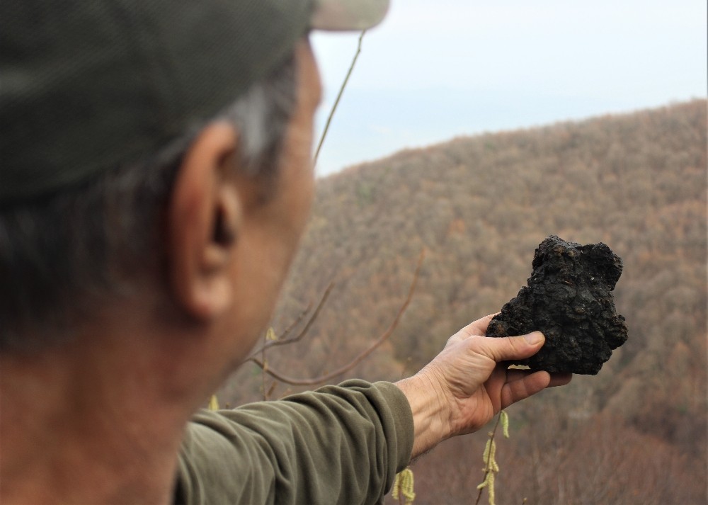 Evinin çatısına göktaşı yağdı! Şimdi, o taşlara müşteri arıyor...