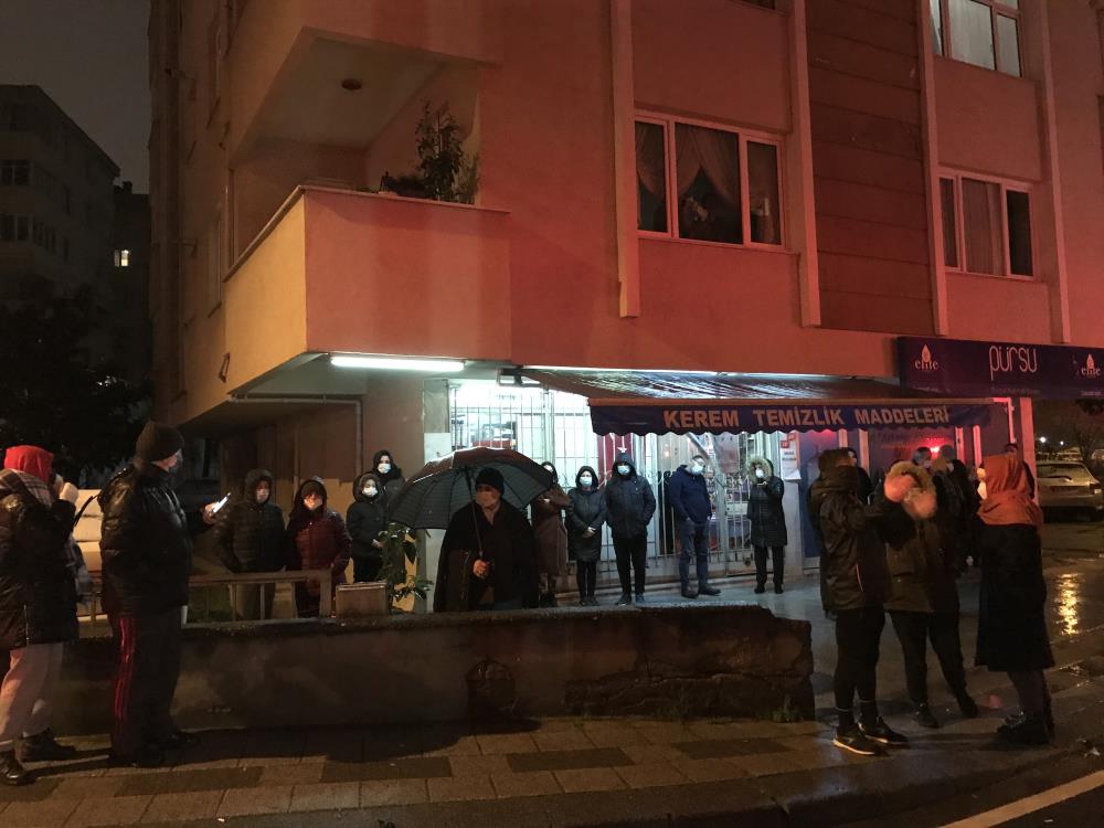 Kadıköy'de korku dolu gece! Mahalleli sokağa döküldü