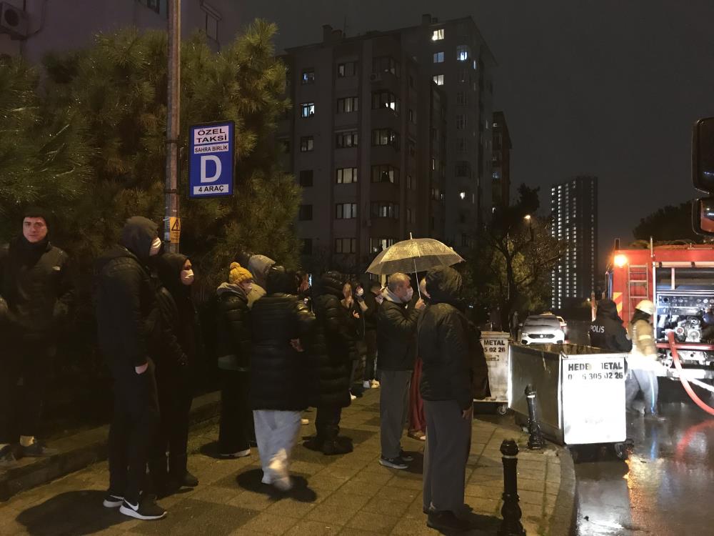 Kadıköy'de korku dolu gece! Mahalleli sokağa döküldü