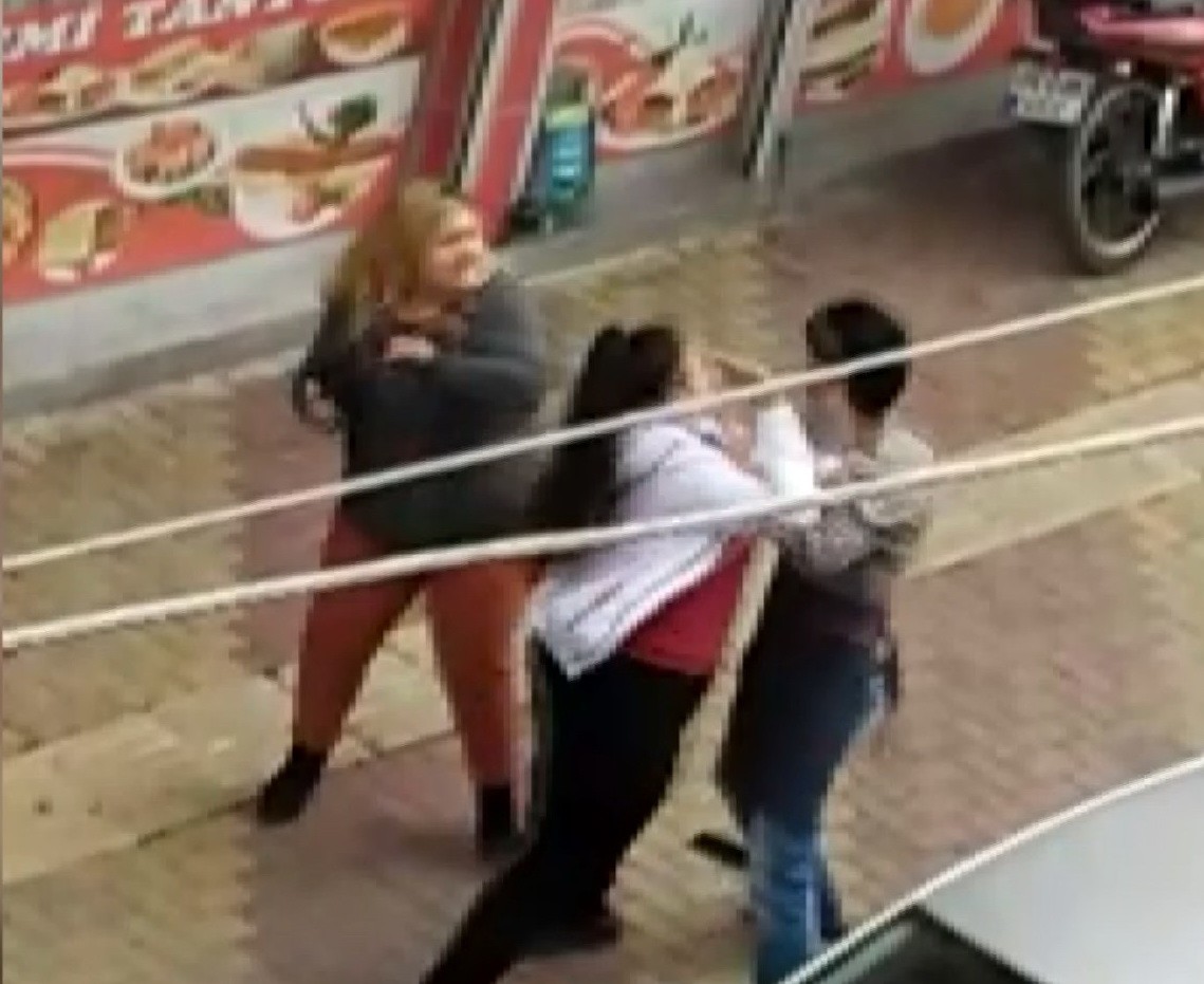 İki kız kardeş bir erkeği sokak ortasında evire çevire dövdü! 