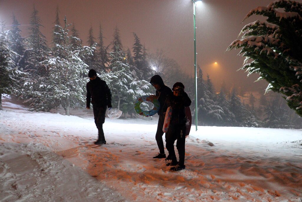 Başkent beyaza büründü! Çocuklar karın tadını çıkardı!