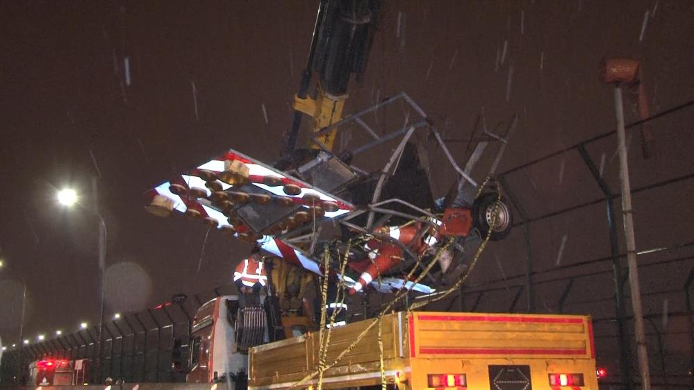 Oto kurtarıcı yol bakım kamyonuna çarptı: 2 kişi hayatını kaybetti