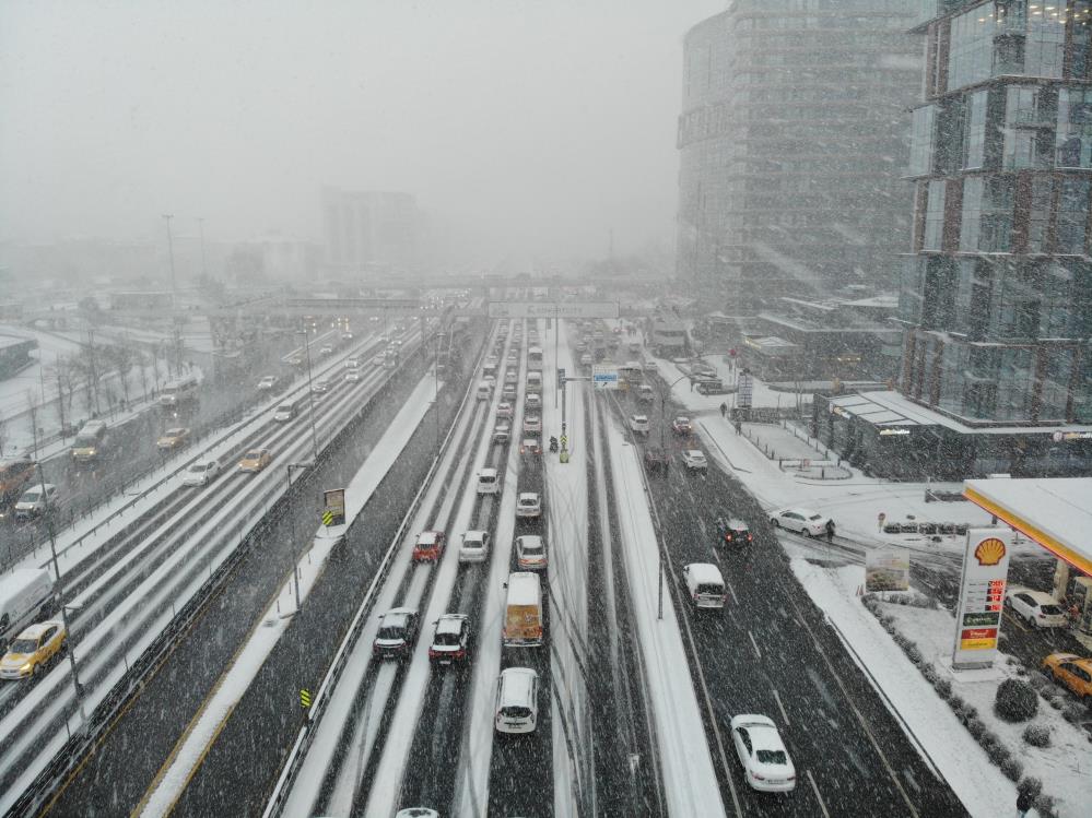Kısıtlama kalktı, İstanbul'da kar yağışı nedeniyle trafik felç oldu