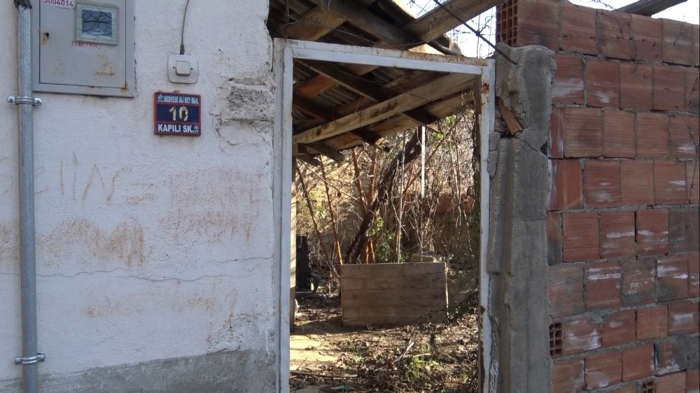 Bu kadarına da pes! Hırsızlar iki evin kapısı ile sokaktaki rögar kapaklarını çaldı