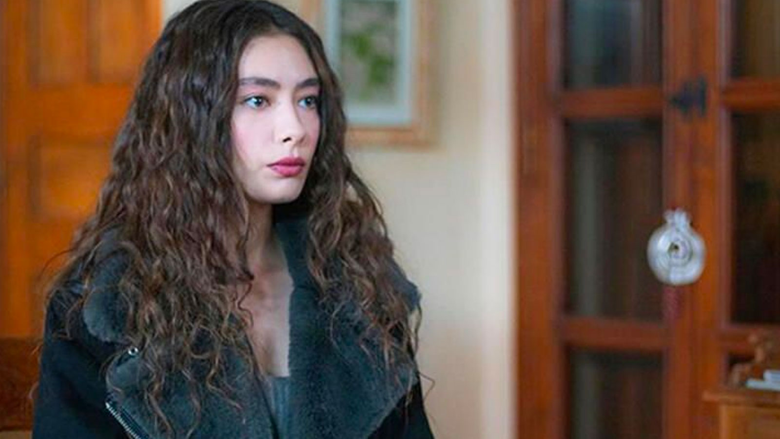 Sefirin Kızı dizisinin Nare'si Neslihan Atagül'ün yerine gelecek isim Tuba Büyüküstün oldu!