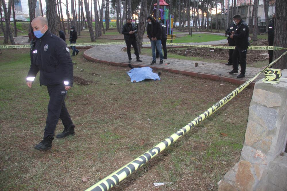 Adana'daki çocuk parkında dehşet: Kafasından ve göğsünden vurulmuş bir erkek cesedi bulundu!