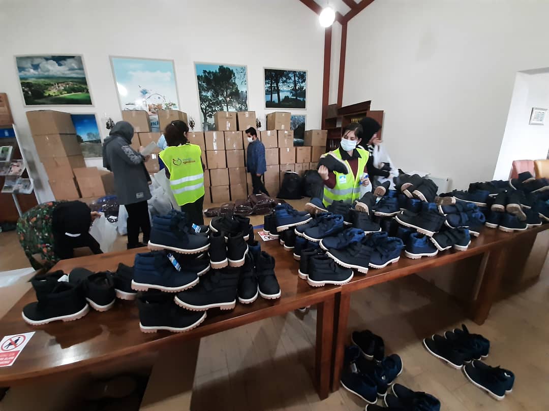Pendik'te kışlık mont ve botlar ihtiyaç sahibi çocuklara ulaştı!