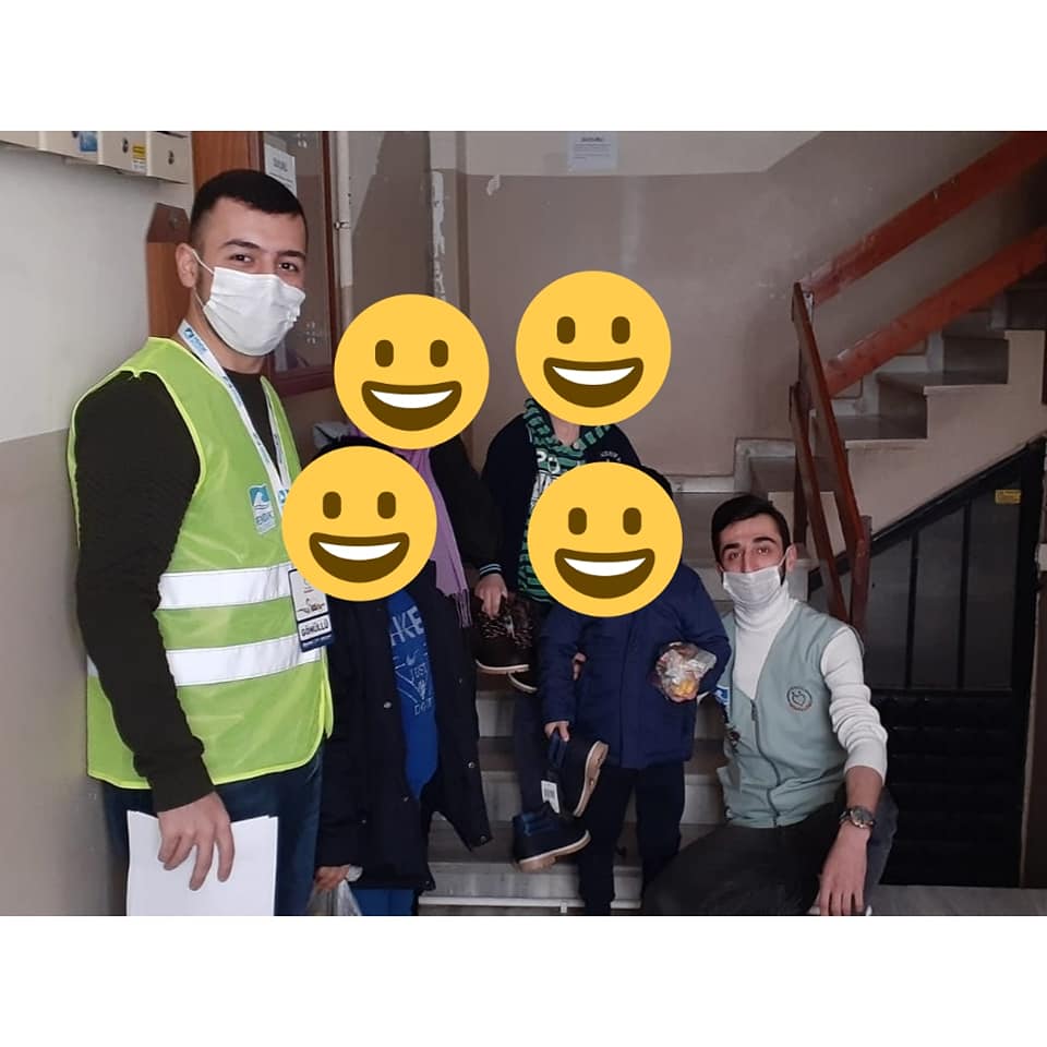 Pendik'te kışlık mont ve botlar ihtiyaç sahibi çocuklara ulaştı!